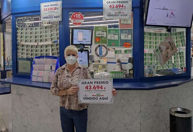 Alicia López muestra el cartel del premio vendido/TA.